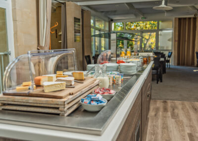 Perspective sur le buffet de l'hôtel les Jardins de l'Anjou