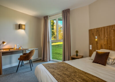 Chambre matrimoniale avec vue sur le parc, aux Jardins de l'Anjou