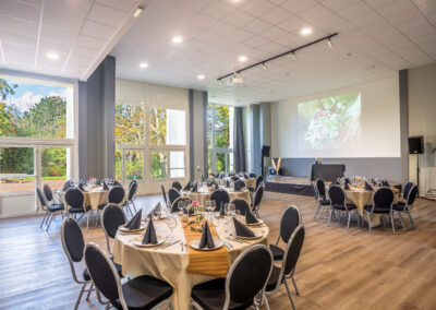 Plan large sur la salle de réception aux Jardins de l'Anjou