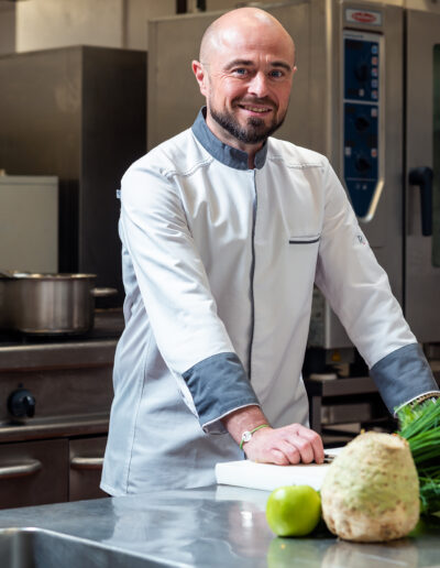 Portrait du chef dans sa cuisine au restaurant du JDA