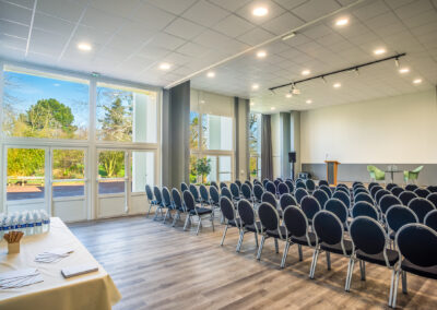Salle de l'Anjou configuration conférence au complexe hôtelier des Jardins de l'Anjou