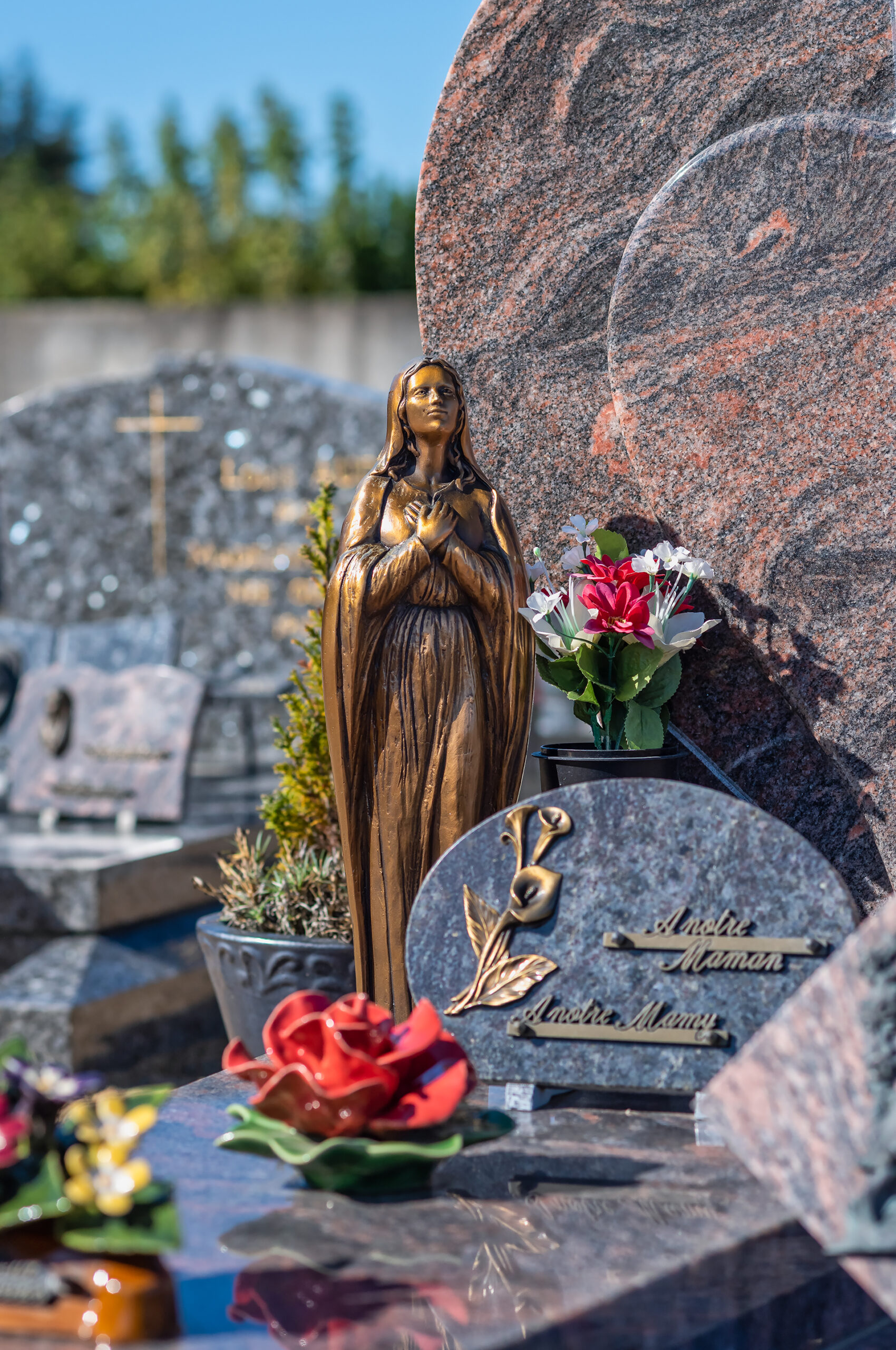 Détail dans le cimetière – Bégrolles en Mauges