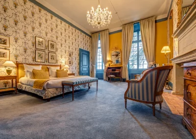 Grande chambre de luxe style 18e siècle au Chateaux de Noirieux