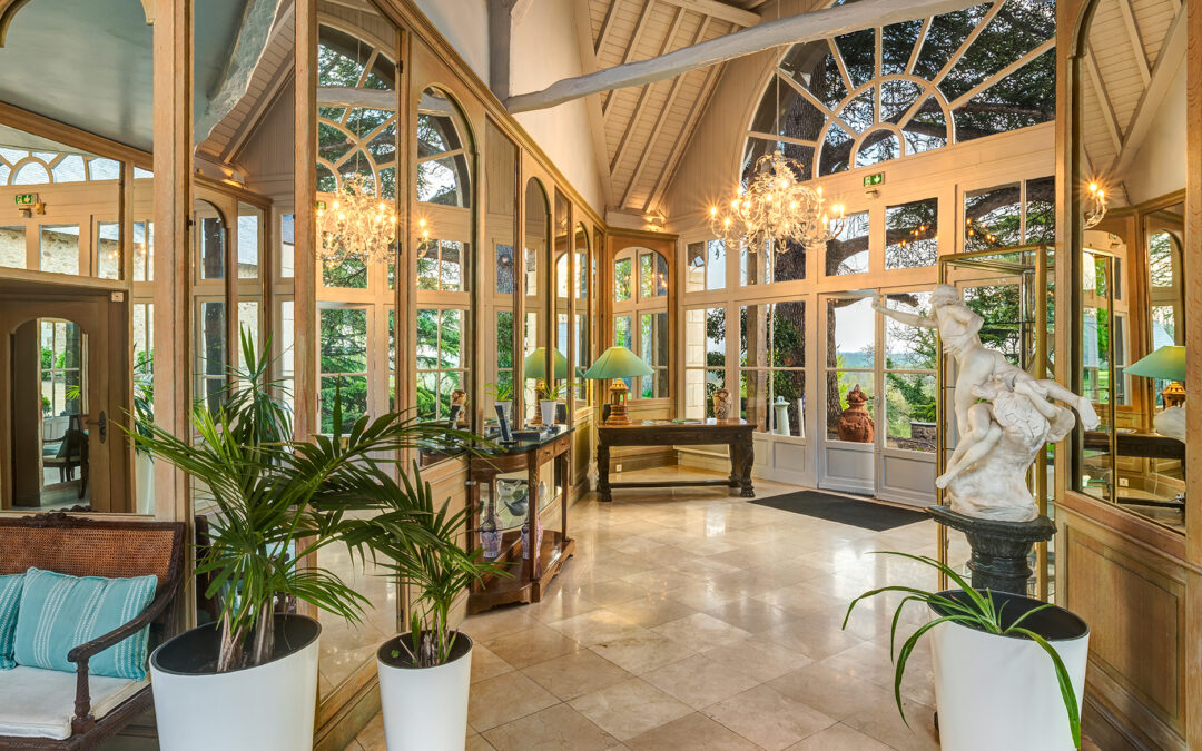 Le soleil décline au Château de Noirieux et les lumière du hall d'accueil s'illumine